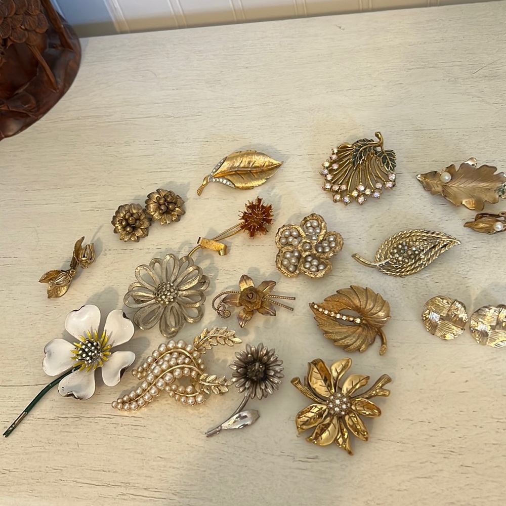 Vintage Lisner BSK Jj Monet brooch screwback and clip on earrings c m